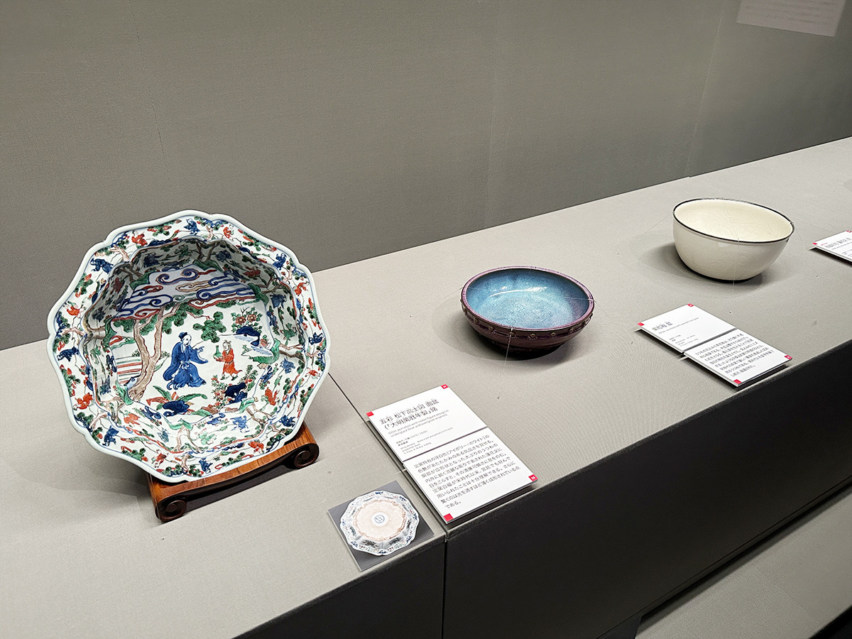 泉屋博古館東京　特別展「大阪市立東洋陶磁美術館　安宅コレクション名品選101」会場より　（左から）《五彩 松下高士図 面盆（「大明萬曆年製」銘）》景徳鎮窯　明時代・万暦（1573〜1620） ／ 《紫紅釉 盆》鈞窯　明時代・15世紀 ／ 《白磁刻花 蓮花文 洗》定窯　北宋時代・11〜12世紀