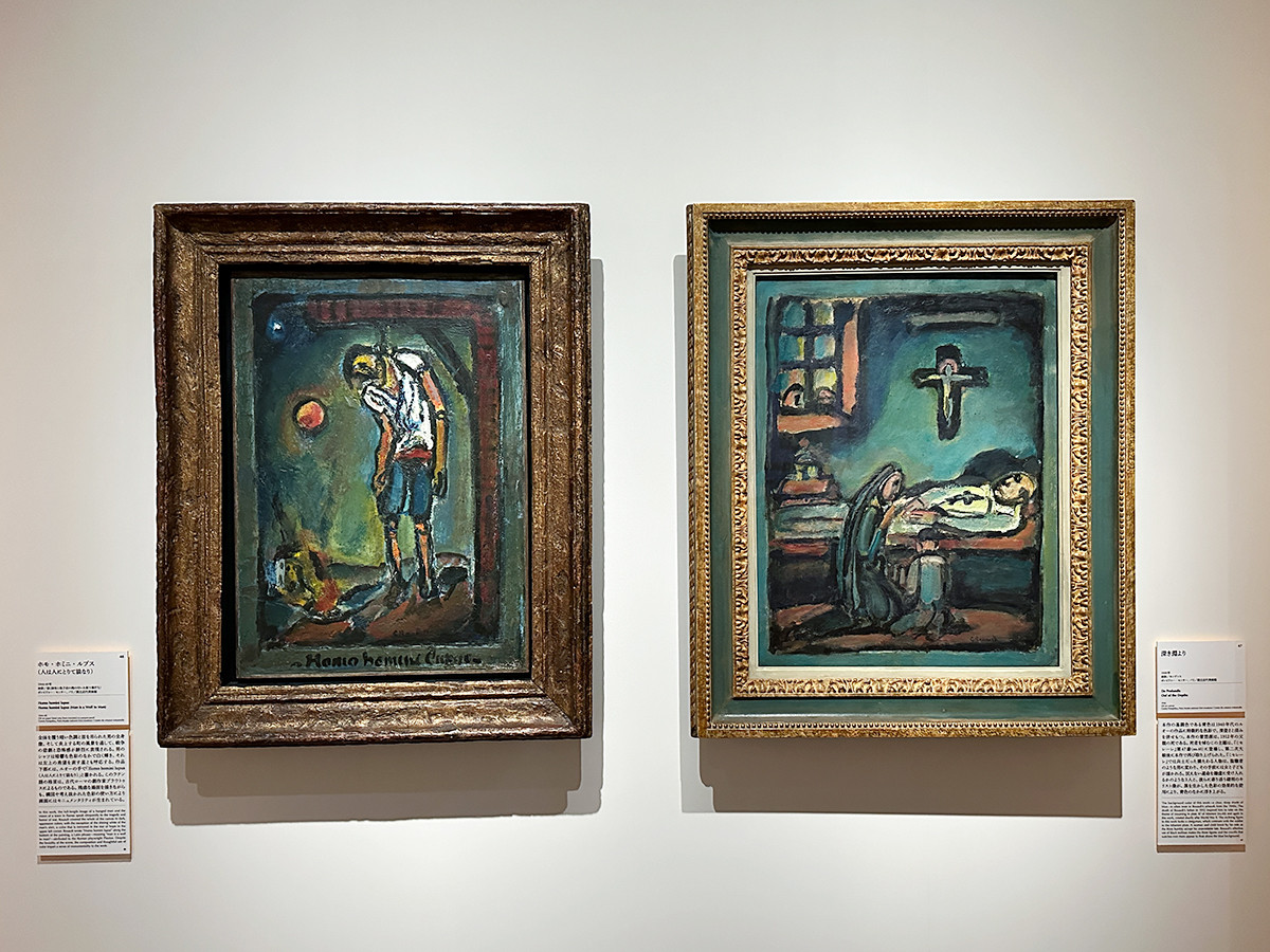 パナソニック汐留美術館「ジョルジュ・ルオー　― かたち、色、ハーモニー ―」会場より　（左から）《ホモ・ホミニ・ルプス（人は人にとりて狼なり）》1944-48年　ポンピドゥー・センター、パリ／国立近代美術館 ／ 《深き淵より》1949年　ポンピドゥー・センター、パリ／国立近代美術館