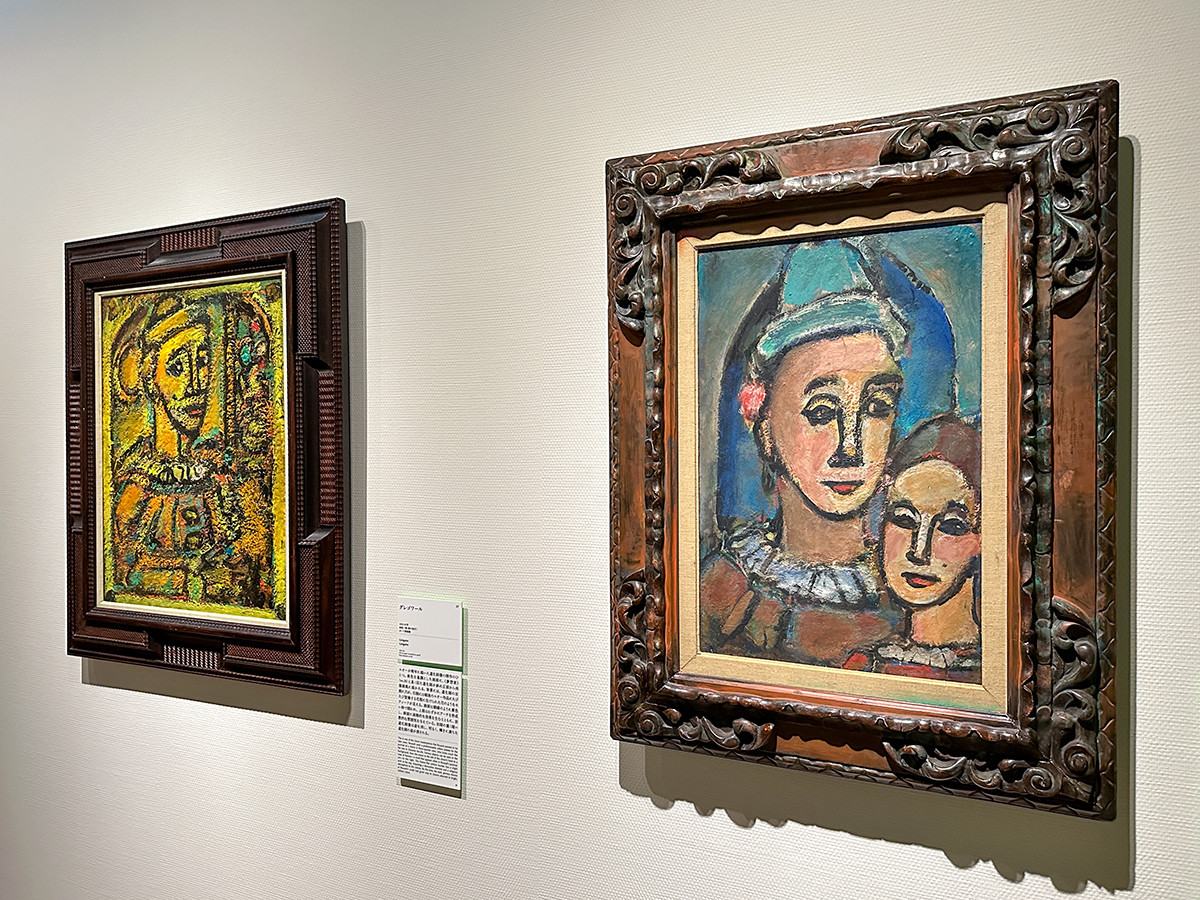 パナソニック汐留美術館「ジョルジュ・ルオー　― かたち、色、ハーモニー ―」会場より　（左から）《グレゴワール》1953-56年　ポーラ美術館 ／ 《二人組（二兄弟）》1948年　ポンピドゥー・センター、パリ／国立近代美術館