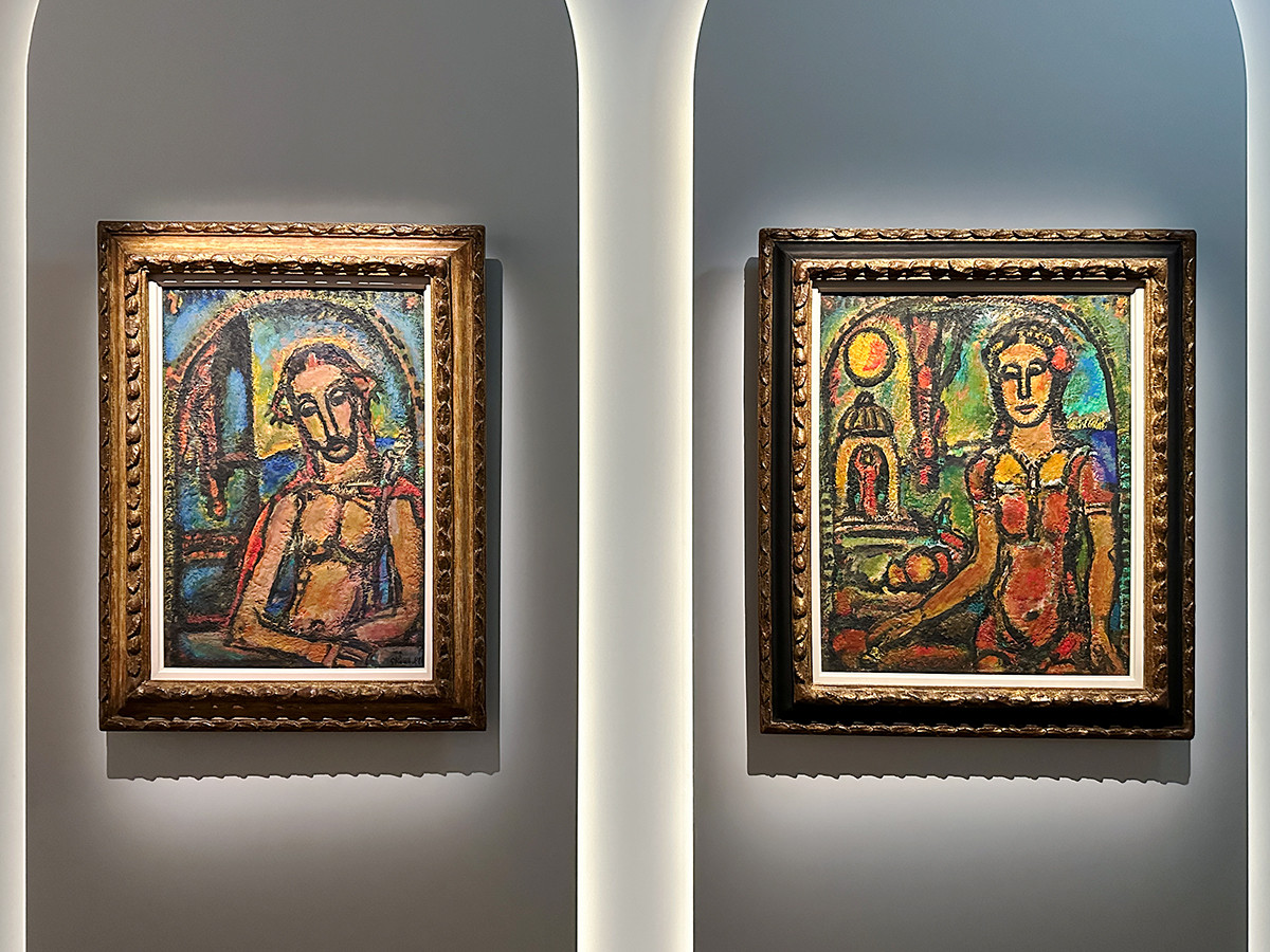 パナソニック汐留美術館「ジョルジュ・ルオー　― かたち、色、ハーモニー ―」会場より　（左から）《受難（エッケ・ホモ）》1947-49年　ポンピドゥー・センター、パリ／国立近代美術館 ／ 《かわいい魔術使いの女》1949年　ポンピドゥー・センター、パリ／国立近代美術館