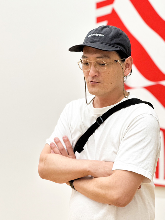 東京オペラシティ アートギャラリー「今井俊介　スカートと風景」会場より 今井俊介氏