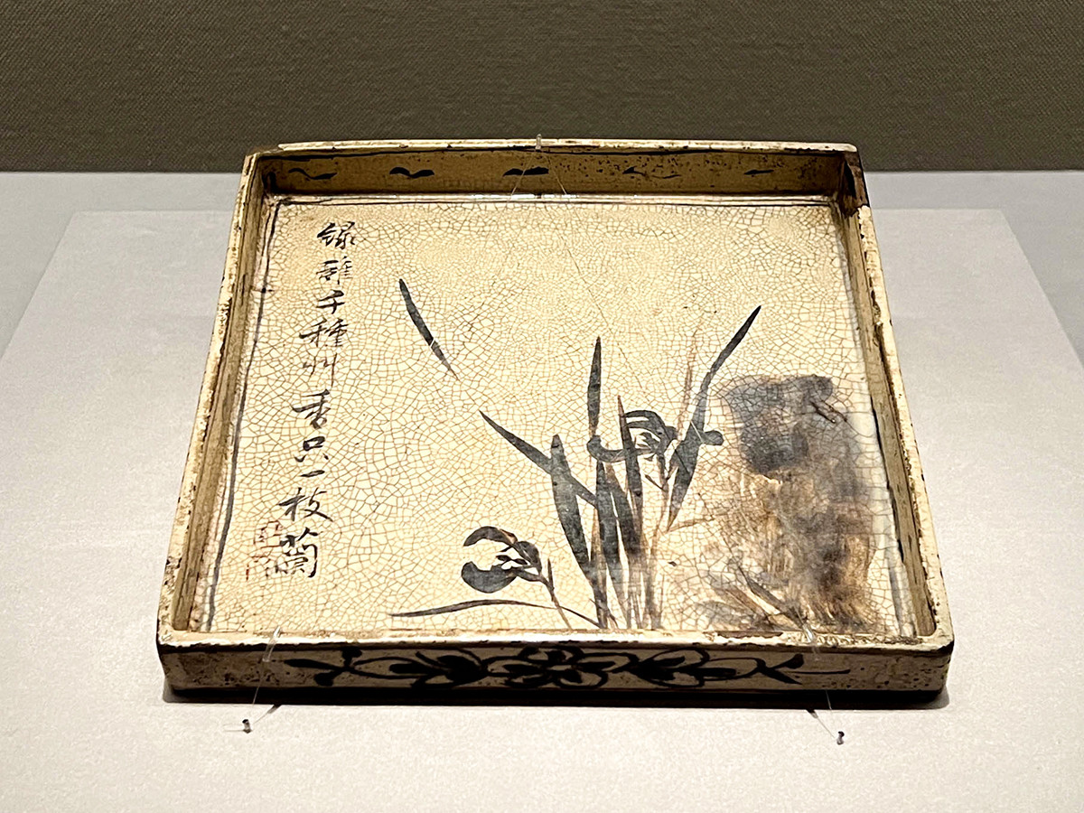 《銹絵蘭図角皿》 尾形乾山作 渡辺素信画・賛 江戸時代 18世紀