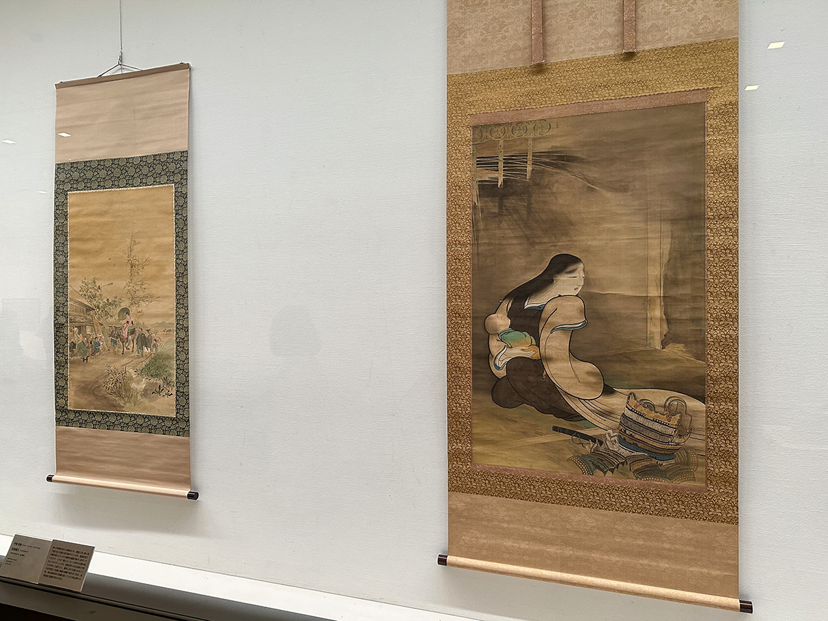 東京藝術大学大学美術館「買上展」会場より　（左から）平福百穂《田舎嫁入》1899年 ／ 菱田春草《寡婦と孤児》1895年