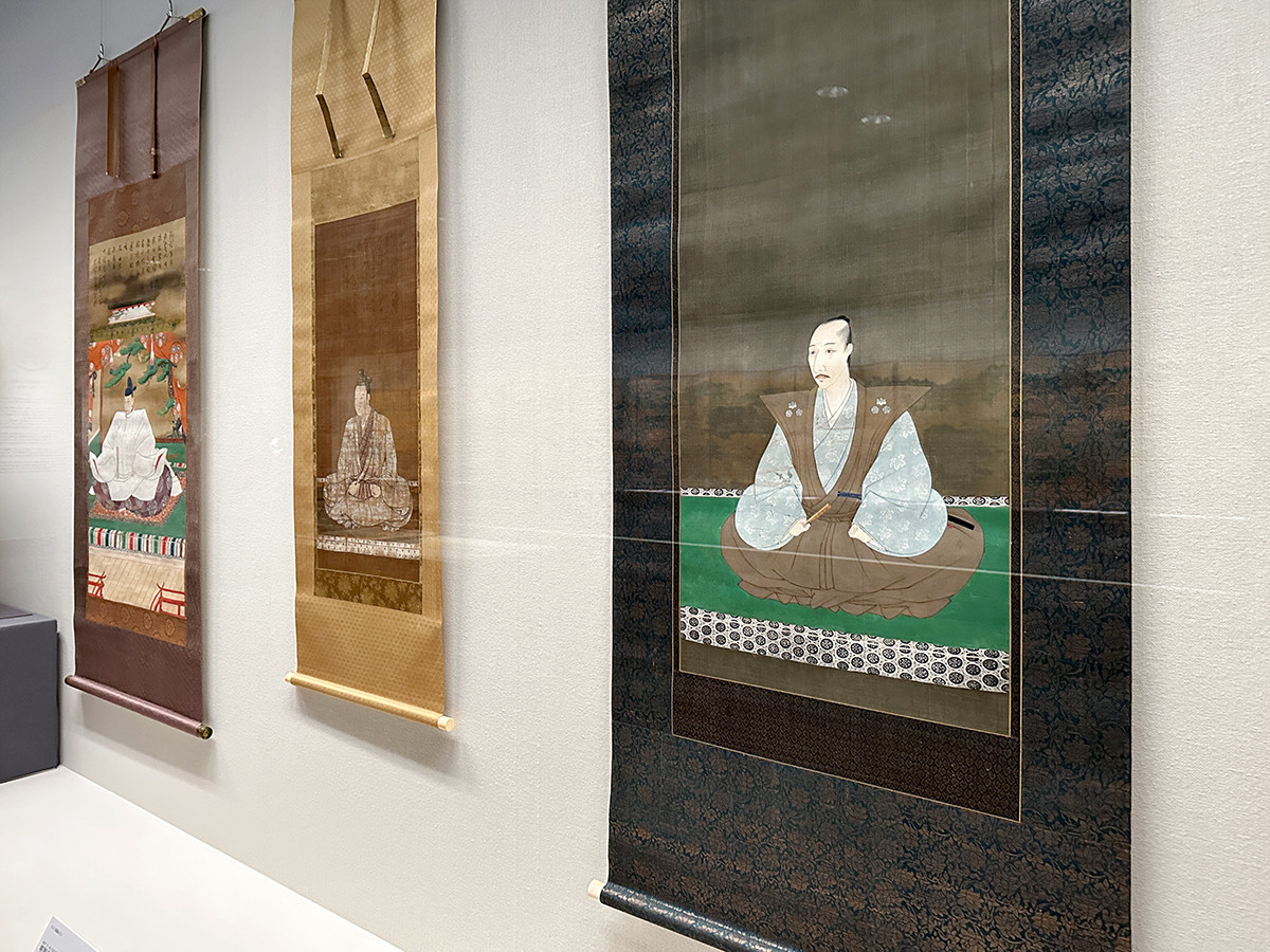 三井記念美術館「NHK大河ドラマ特別展『どうする家康』」会場より　（右手前）《織田信長像》狩野永徳筆 桃山時代・天正12年（1584）京都・大徳寺［展示期間：4/15〜5/14］