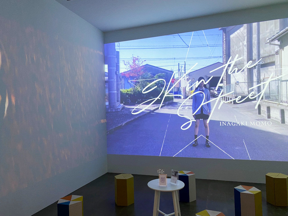 岐阜県美術館「清流の国ぎふ芸術祭 Art Award IN THE CUBE 2023』」会場より 山極 壽一 賞 INAGAKI MOMO《JK in the street.(普通の女子高生)》