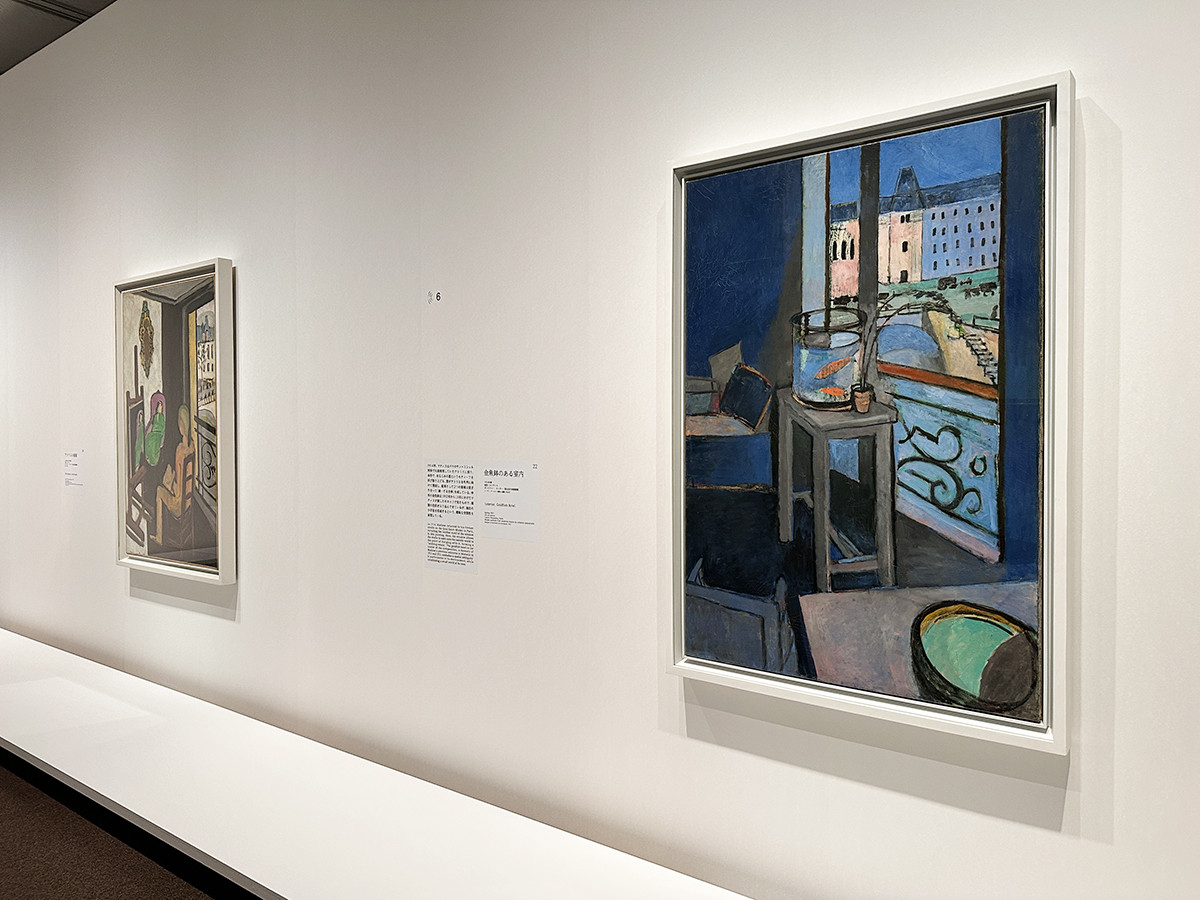 東京都美術館「マティス展」会場より　（右手前）《金魚鉢のある室内》1914年 ポンピドゥー・センター／国立近代美術館