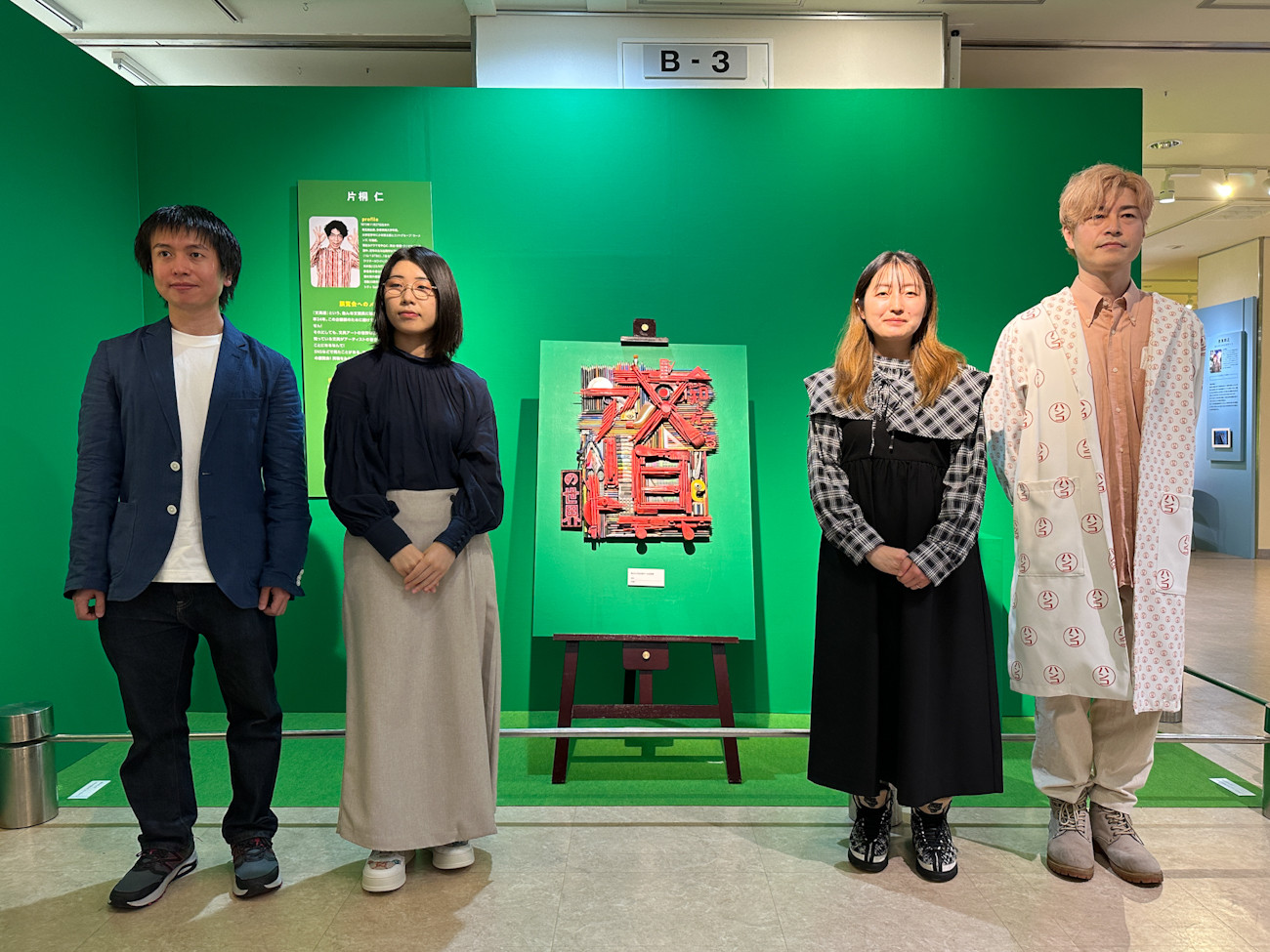 日本橋髙島屋「知られざる文具アートの世界」会場より (左から)シロイ(鉛筆彫刻人)、すずきらな(黒板アート作家)、大村雪乃(現代芸術家)、安東和之(スーパーハンコアート)