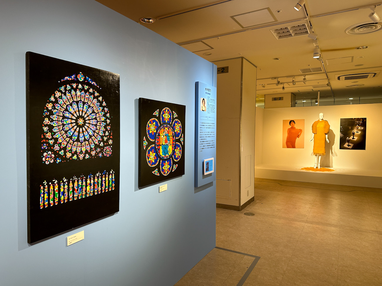 日本橋髙島屋「知られざる文具アートの世界」会場より (左手前)大村雪乃(現代美術家) / (右奥)SAKAMOTO ENTERTAINMENT(Artist/material researcher)