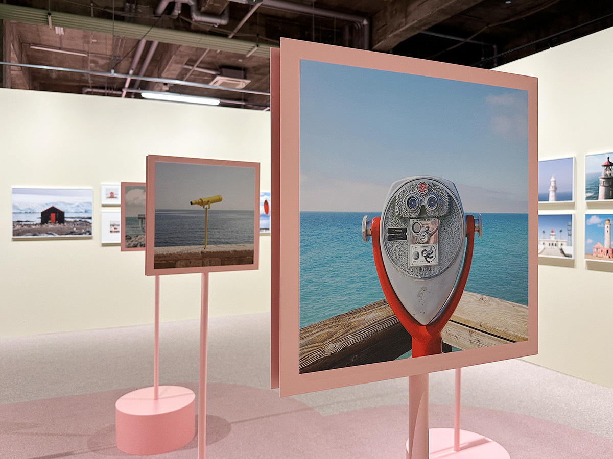 寺田倉庫 G1ビル「ウェス・アンダーソンすぎる風景展」会場より ZONE 9「自然の中でのひととき」《望遠鏡》