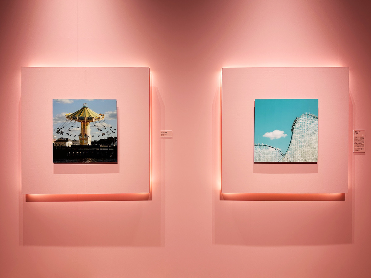 寺田倉庫 G1ビル「ウェス・アンダーソンすぎる風景展」会場より ZONE2「さぁ、アルバムを開こう」(右)《ナガシマスパーランド》