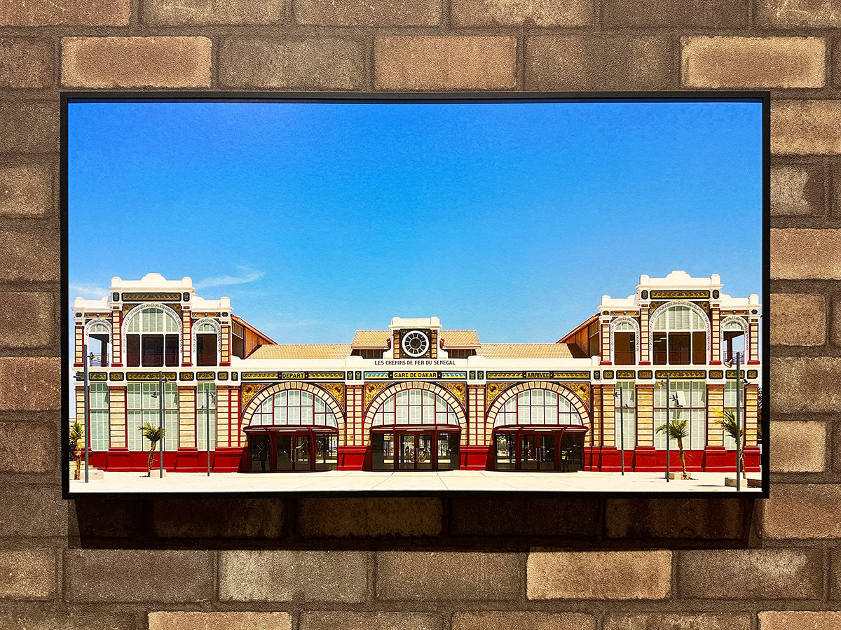 寺田倉庫 G1ビル「ウェス・アンダーソンすぎる風景展」会場より ZONE 3「ターミナル駅」《ダカール駅》