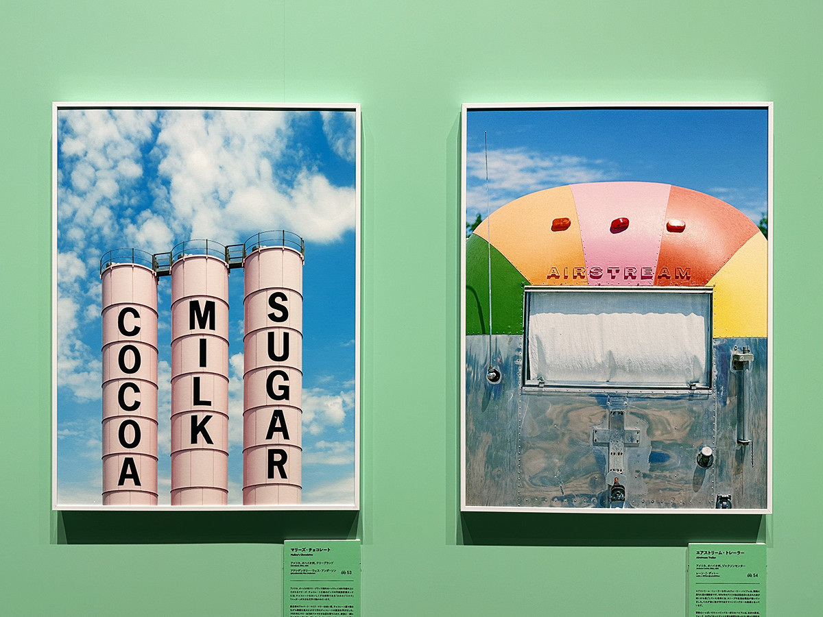 寺田倉庫 G1ビル「ウェス・アンダーソンすぎる風景展」会場より ZONE 5-3「星条旗」(左)《マリーズ・チョコレート》