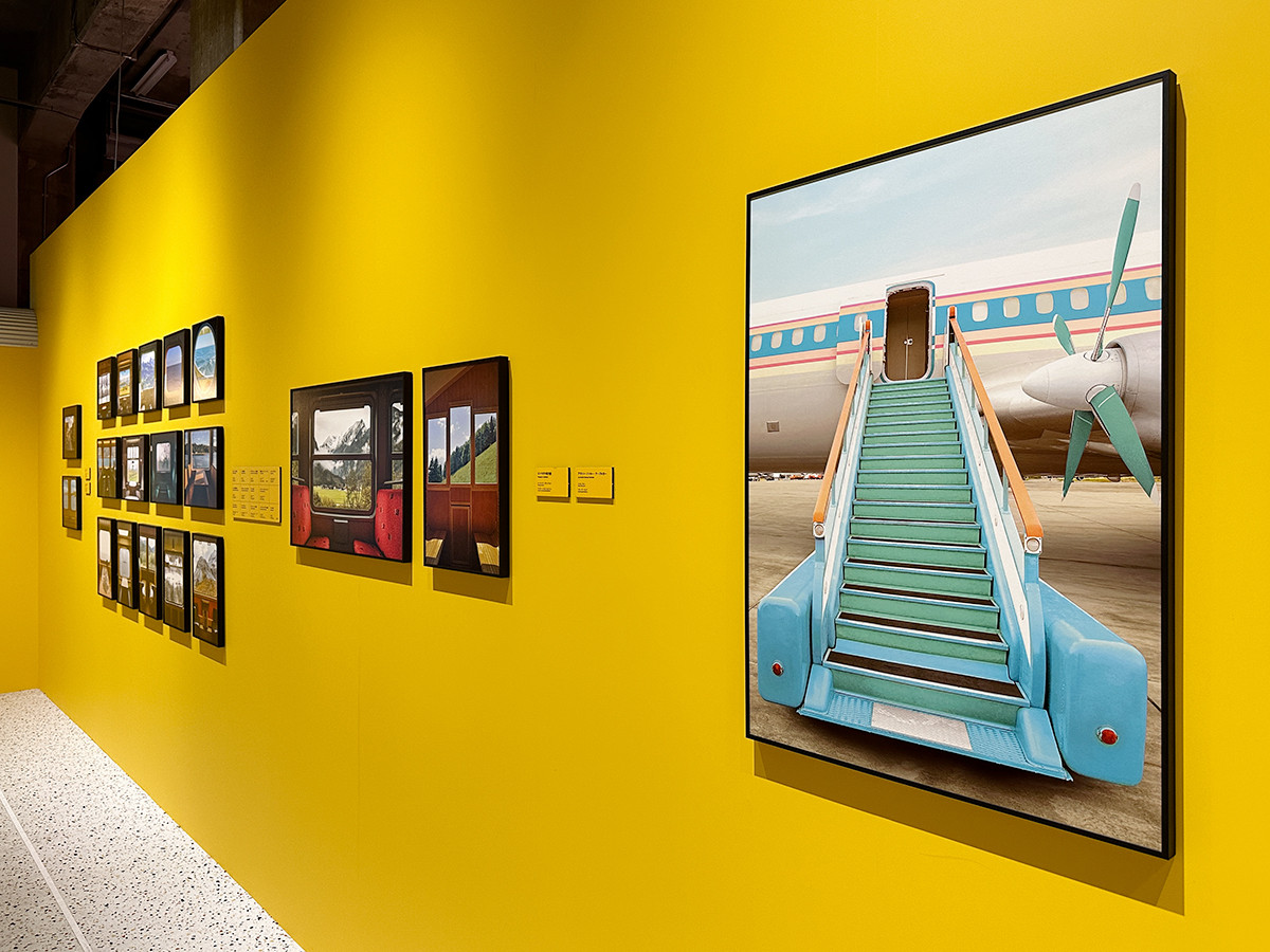 寺田倉庫 G1ビル「ウェス・アンダーソンすぎる風景展」会場より ZONE 4「ホームとの隙間にご注意下さい」(右)《ヴィッカース・ヴァイカウント》