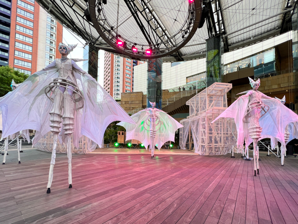 六本木アートナイト会場より Close-Act Theatreによるパフォーマンス《White Wings》