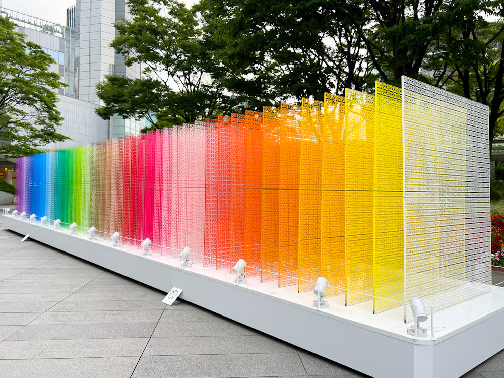 「六本木アートナイト2023」会場より エマニュエル・ムホー《100 colors no.43「100色の記憶」》 2023年