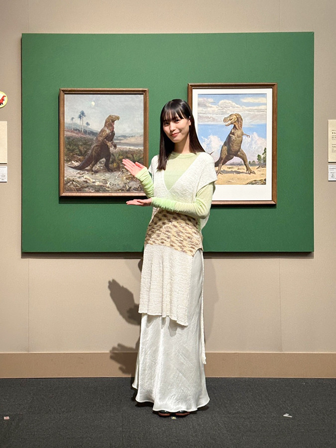 上野の森美術館「特別展 恐竜図鑑　失われた世界の想像/創造」会場より　展覧会ナビゲーターの女優・南沙良さん
