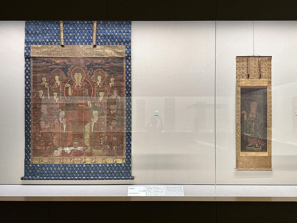根津美術館「救いのみほとけ」展　会場より　（左から）《地蔵諸尊図》朝鮮・朝鮮時代 16世紀 ／ 《地蔵菩薩像》朝鮮・高麗時代 14世紀