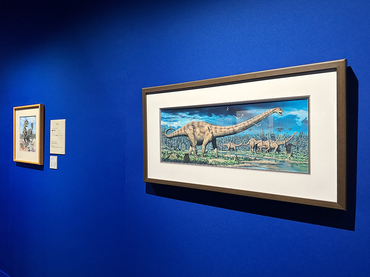 上野の森美術館　特別展「恐竜図鑑 －失われた世界の想像／創造」会場より　（左から）マーク・ハレット《縄張り争い》1986年 インディアナポリス子供博物館（ランツェンドルフ・コレクション） ／ マーク・ハレット《ディプロドクスの群れ》1991年 福井県立恐竜博物館