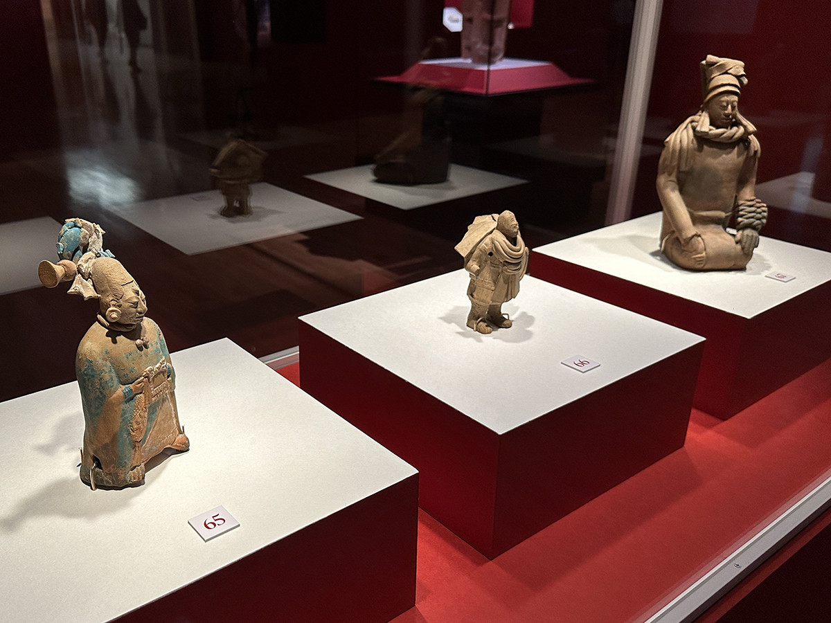 東京国立博物館　特別展「古代メキシコ ― マヤ、アステカ、テオティワカン」会場より　（左から）《貴婦人の土偶》マヤ文明、600～950年　ハイナ出土　メキシコ国立人類学博物館蔵 ／ 《戦士の土偶》マヤ文明、600～950年　ハイナ出土　メキシコ国立人類学博物館蔵 ／ 《捕虜かシャーマンの土偶》マヤ文明、600～950年　チアパス州シモホベル出土　メキシコ国立人類学博物館蔵