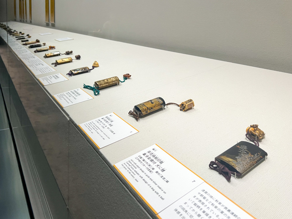 静嘉堂文庫美術館「サムライのおしゃれ ― 印籠・刀装具・風俗画 ―」会場