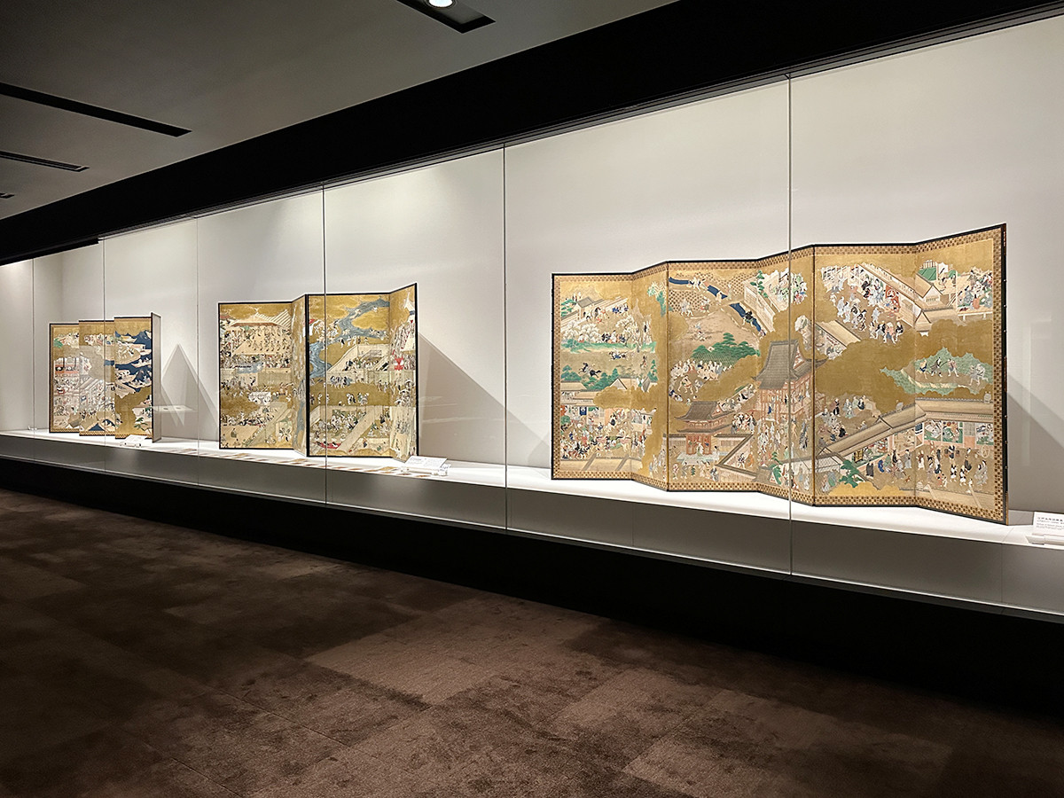 静嘉堂文庫美術館「サムライのおしゃれ　― 印籠・刀装具・風俗画 ―」会場より　（左右）重要文化財《四条河原遊楽図屏風》江戸時代（17世紀） ／ （中央）《江戸名所図屏風》江戸時代（17～18世紀）