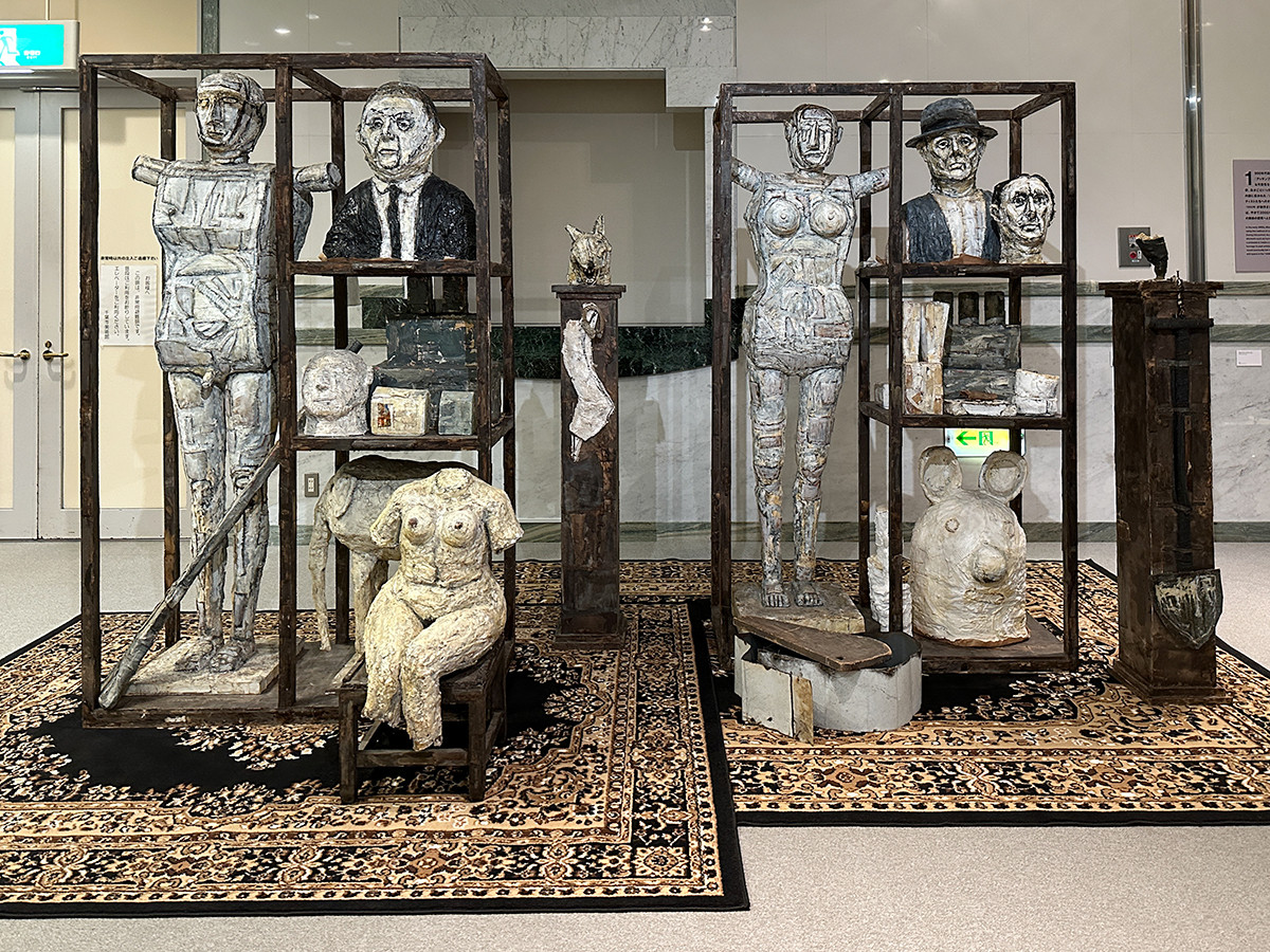 千葉市美術館「三沢厚彦　ANIMALS／Multi-dimensions」会場より　（左から）《彫刻家の棚（画家へのオマージュ）》1993年 ／ 《彫刻家の棚（彫刻家へのオマージュ）》1993年