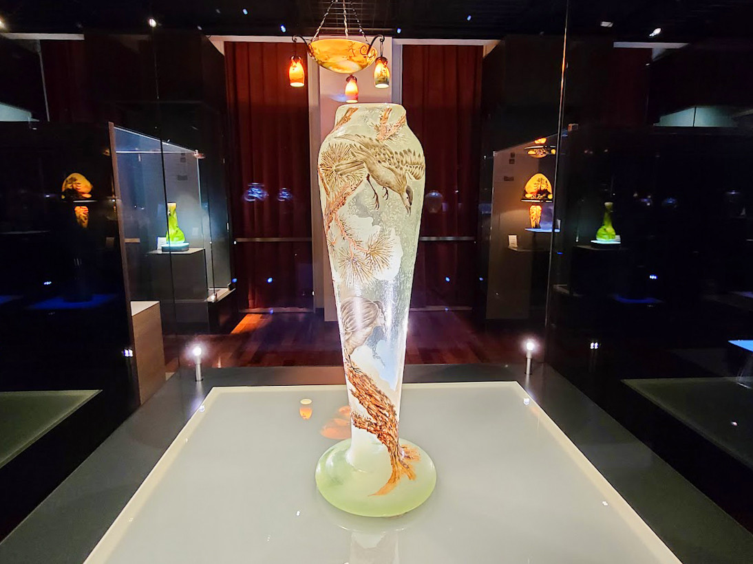 エミール・ガレ　松に鷹文花器　1900年