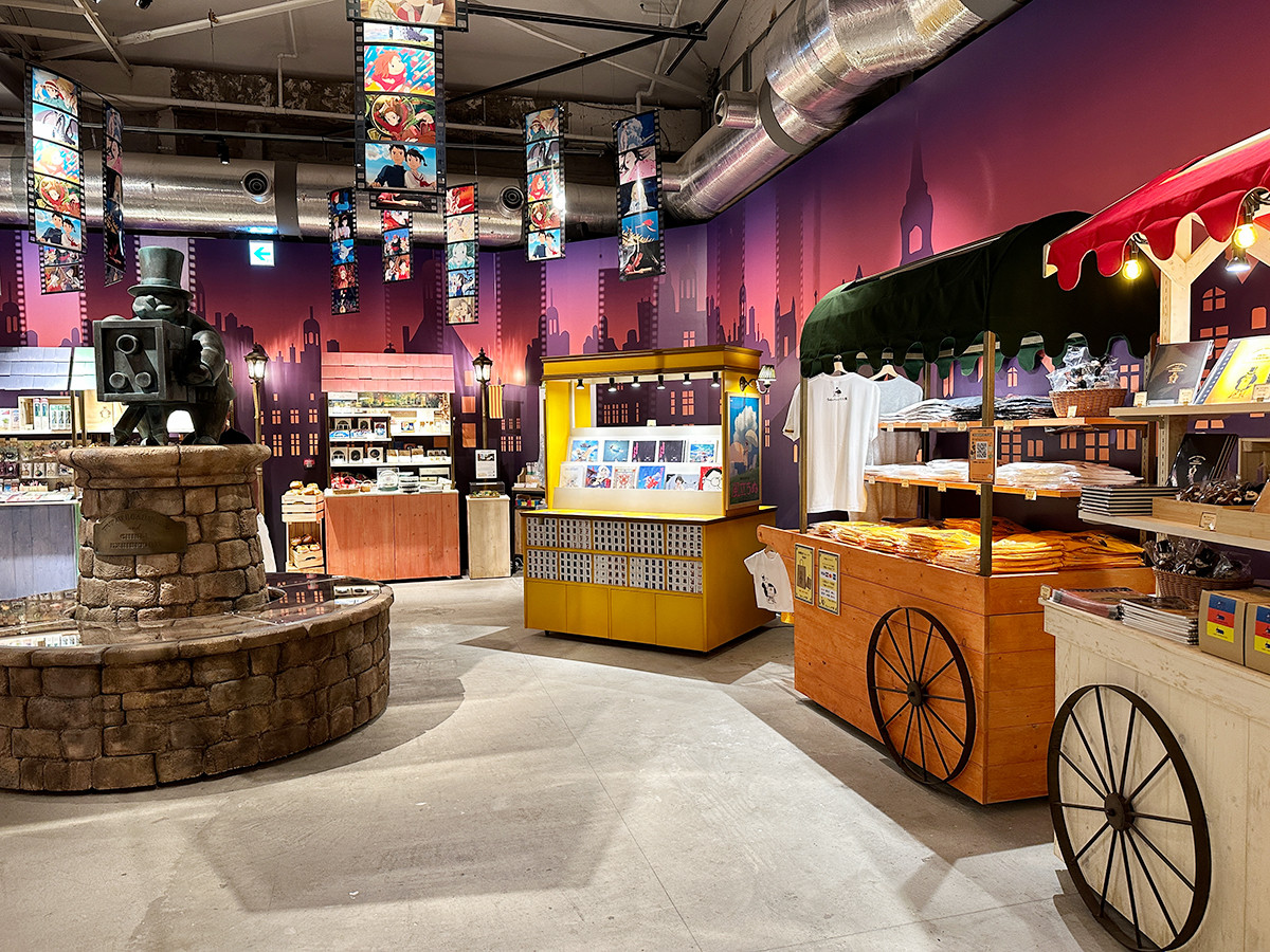 寺田倉庫B&C HALL/E HALL「金曜ロードショーとジブリ展」会場より ミュージアムショップには“フライデーおじさん”のグッズもいっぱい