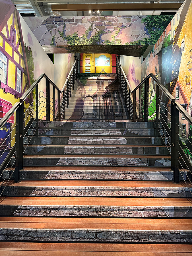 寺田倉庫B&C HALL/E HALL「金曜ロードショーとジブリ展」会場より 会場中ほどの大きな階段を登って進みます