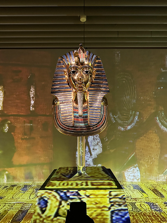 角川武蔵野ミュージアム「体感型古代エジプト展　ツタンカーメンの青春」会場より　《黄金のマスク》