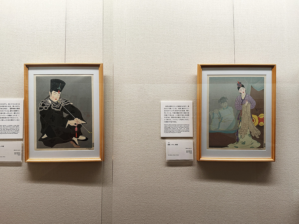 太田記念美術館「ポール・ジャクレー　フランス人が挑んだ新版画」会場より　（左から）ポール・ジャクレー《黒い蓮華、中国》昭和34年（1959）4月 ／ ポール・ジャクレー《舞姫、ソウル、韓国》昭和35年（1960）1月