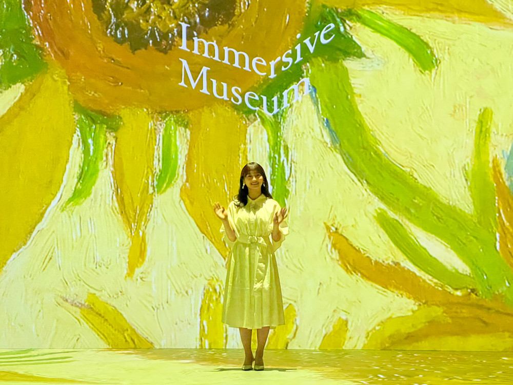 日本橋三井ホール「イマーシブミュージアム」会場より 公式アンバサダーの日向坂46 影山優佳さん