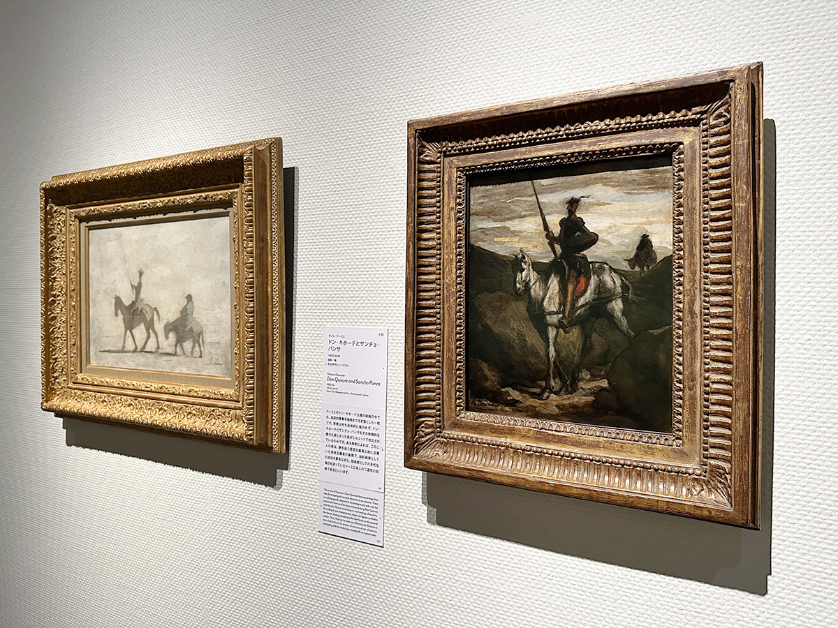 国立西洋美術館「スペインのイメージ：版画を通じて写し伝わるすがた」会場より　（左から）オノレ・ドーミエ《ドン・キホーテとサンチョ・パンサ》1850-52年　市立伊丹ミュージアム ／ オノレ・ドーミエ《山中のドン・キホーテ》1850年頃　石橋財団 アーティゾン美術館