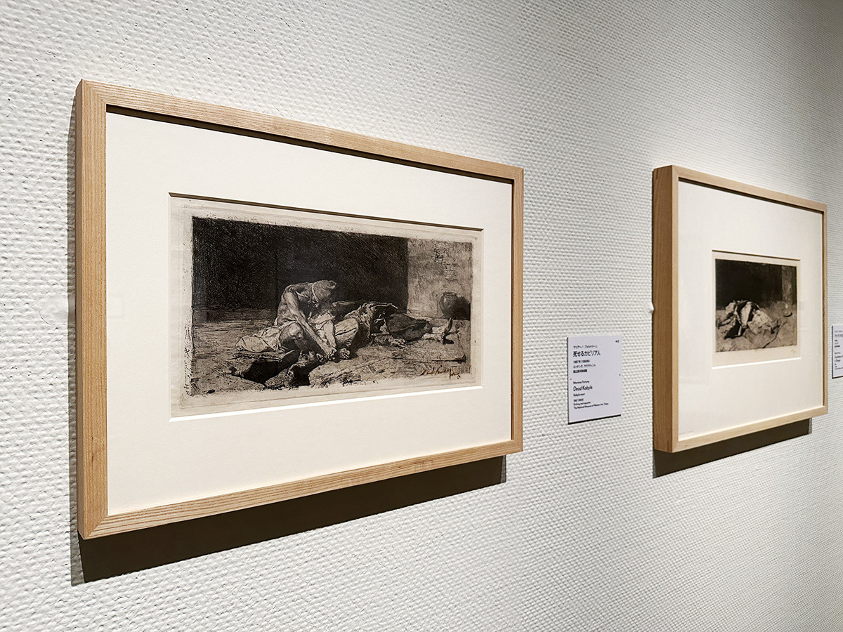 国立西洋美術館「スペインのイメージ：版画を通じて写し伝わるすがた」会場より　（左から）マリアーノ・フォルトゥーニ《友人の遺体を悼むアラブ人》1866年　国立西洋美術館 ／ マリアーノ・フォルトゥーニ《死せるカビリア人》1867年（1869年）　国立西洋美術館