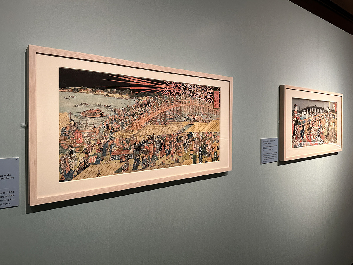 江戸東京博物館 館外展示「隅田川-江戸時代の都市風景」️会場より (左から)歌川国虎《江戸両国橋夕涼大花火図》文化~天保頃(1804~43)東京都江戸東京博物館蔵 / 歌川国貞(3代豊国)《東都名所四季之内 両国夜陰光景》嘉永6年(1853)東京都江戸東京博物館蔵