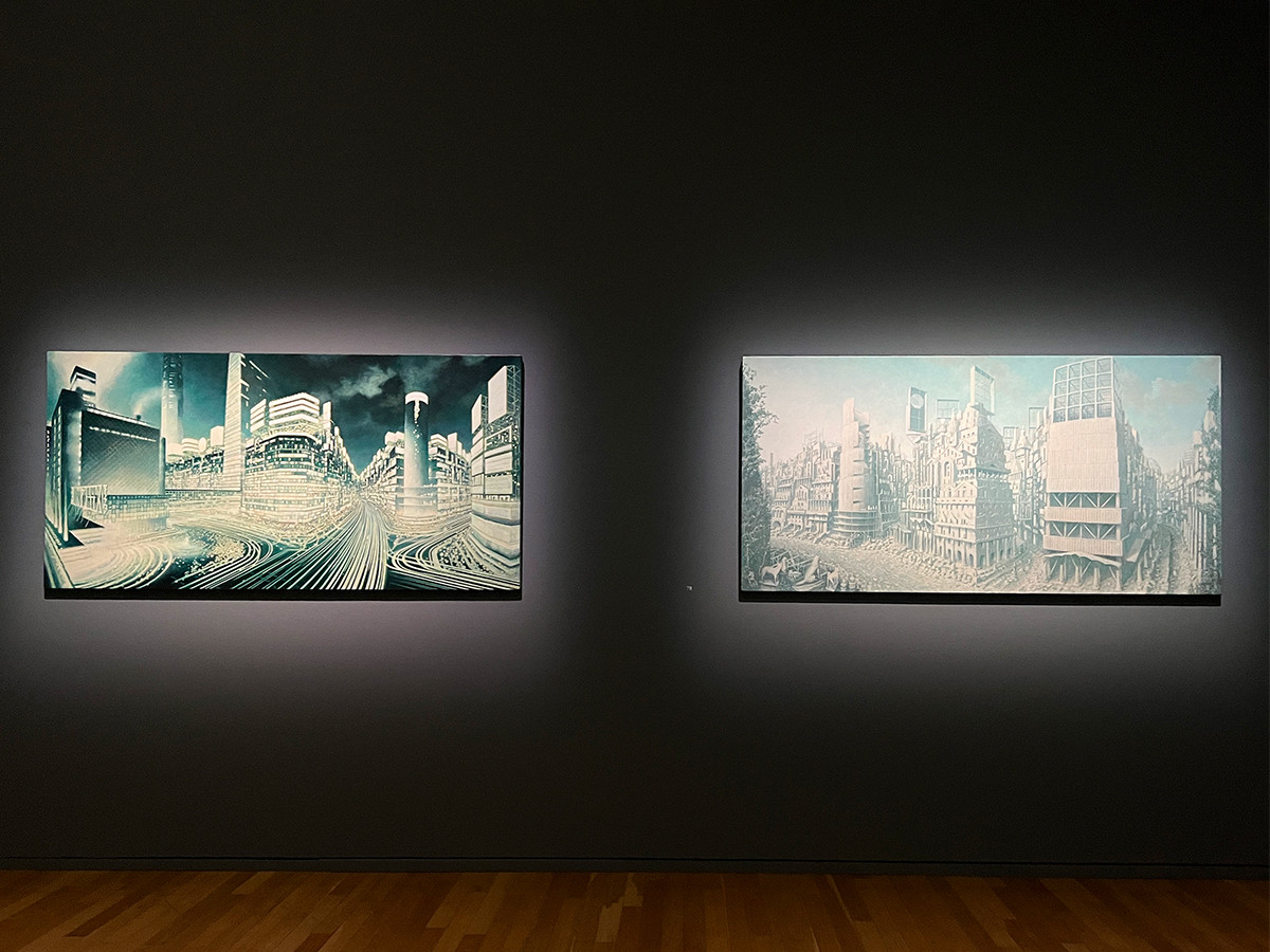 (左から)《Bubble Flowers 波の花》 2013年 個人蔵 / 《Listen to the tales 交差点で待つ間に》 2013年 個人蔵