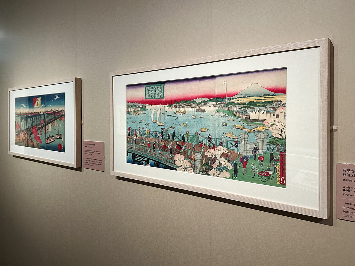江戸東京博物館 館外展示「隅田川-江戸時代の都市風景」️会場より (左から)歌川国政(5代)《新規造掛永代橋往来繁華佃海沖遠望之図》明治8年(1875)東京都江戸東京博物館蔵 / 小林幾英《東京名所吾妻橋向嶌真景》明治21年(1888)東京都江戸東京博物館蔵