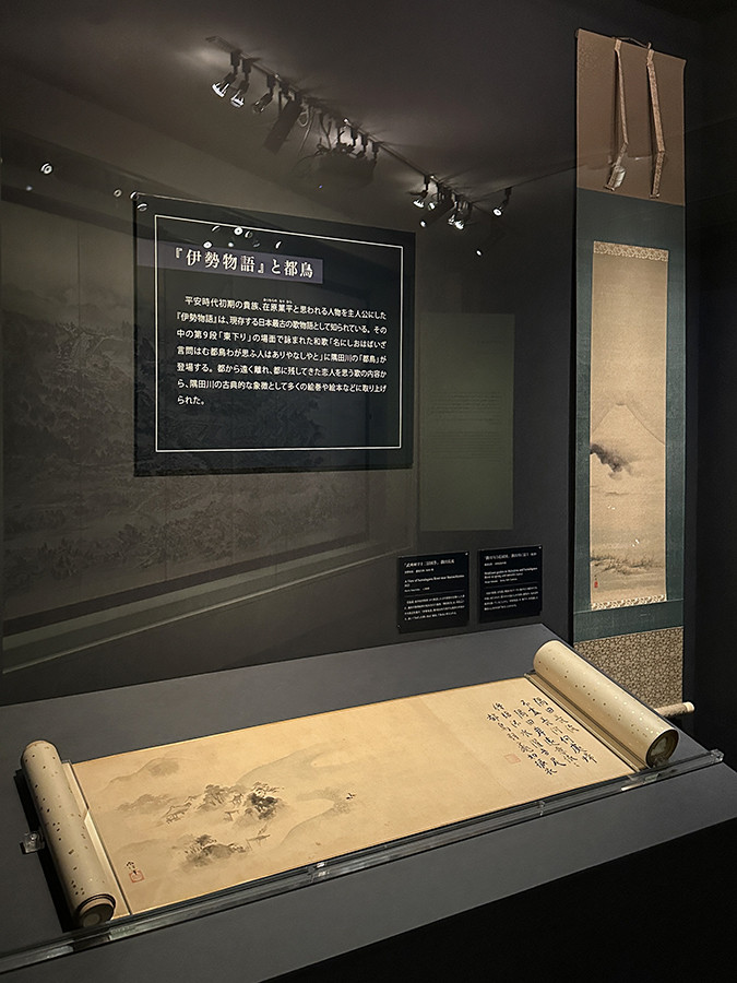 江戸東京博物館 館外展示「隅田川-江戸時代の都市風景」️会場より (左から)狩野尚信《「武州州学十二景図巻」隅田長流》慶安元年(1648)東京都江戸東京博物館蔵 / 蹄斎北馬《「隅田川百花園図」隅田川に富士》(複製)19世紀前半頃