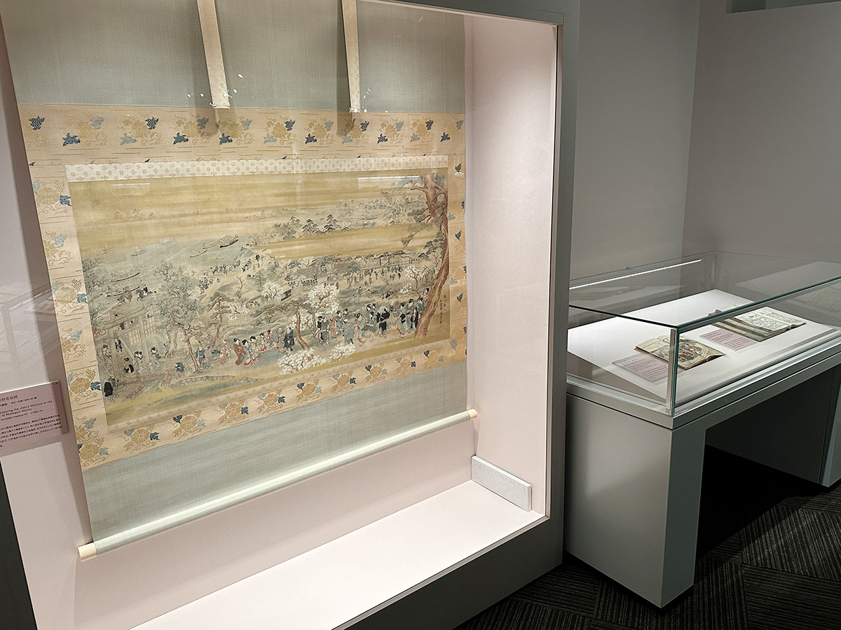 江戸東京博物館 館外展示「隅田川-江戸時代の都市風景」️会場より (左)歌川国貞(3代豊国)《隅田川東岸花見図》文化~天保頃(1804~43)東京都江戸東京博物館蔵