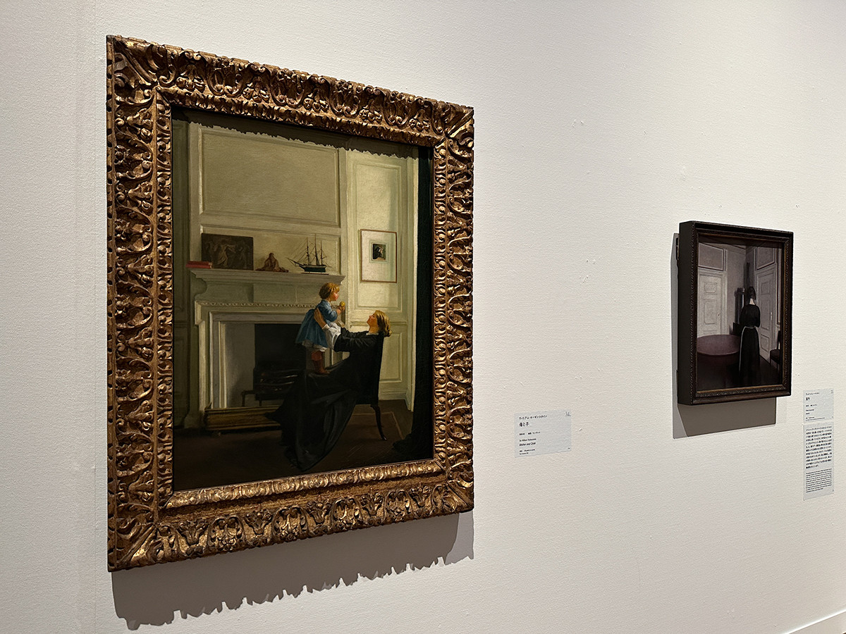 国立新美術館「テート美術館展　光　― ターナー、印象派から現代へ」会場より　（左から）ウィリアム・ローゼンスタイン《母と子》1903年 ／ ヴィヘルム・ハマスホイ《室内》1899年