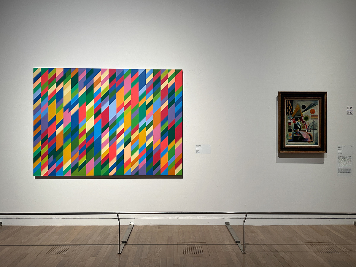 国立新美術館「テート美術館展　光　― ターナー、印象派から現代へ」会場より　（左から）ブリジット・ライリー《ナタラージャ》1993年 Ⓒ Bridget Riley 2023-2024. All rights reserved. ／ ワシリー・カンディンスキー《スウィング》1925年