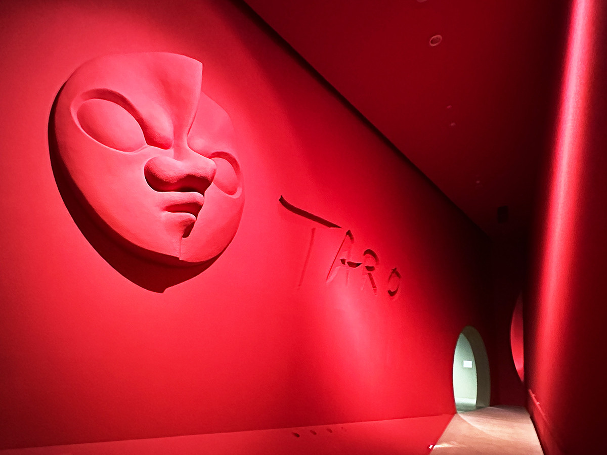 川崎市岡本太郎美術館 展示室入口