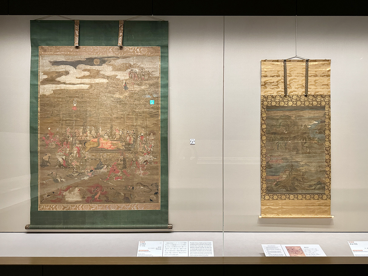 根津美術館「物語る絵画」会場より　（左から）重要文化財《仏涅槃図》行有・専有筆 南北朝時代 康永4年（1345） ／ 重要文化財《釈迦八相図》鎌倉時代 13世紀