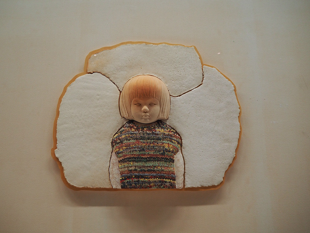 《ニットの少女Ⅱ》2020年 上の写真と同じ形状だが色によって印象が異なる