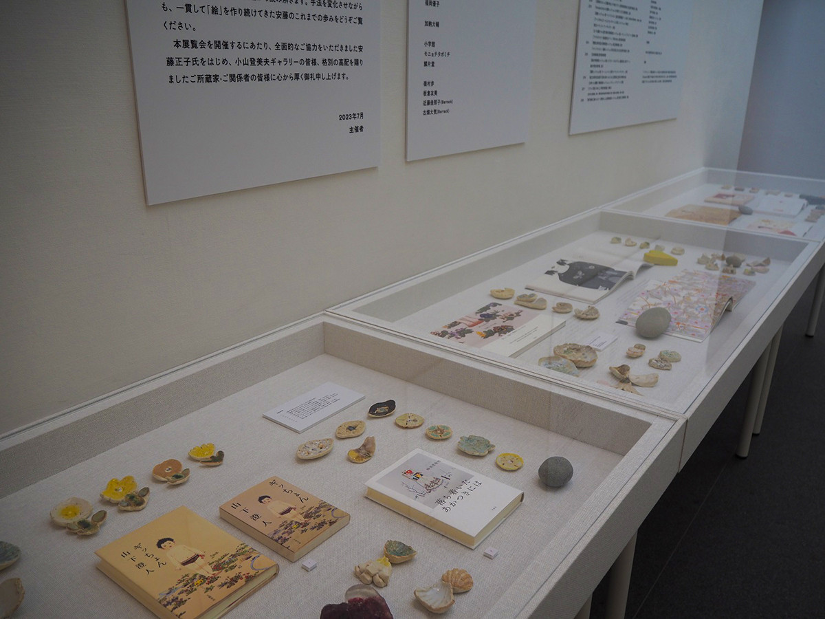 資料と小さな陶器作品も展示されている