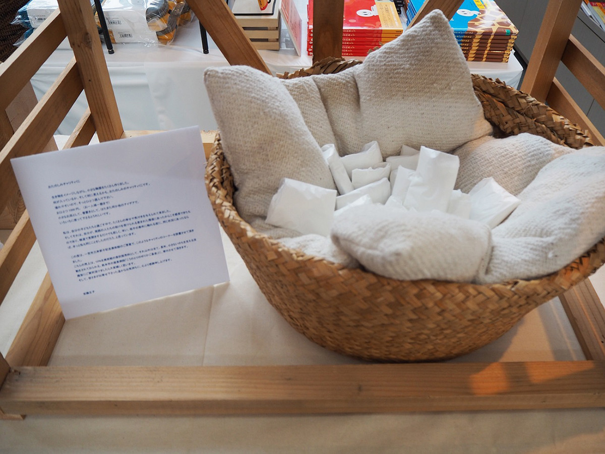 ミュージアムショップには、「おたのしみチャリティくじ」が。安藤さん作の小さな陶器