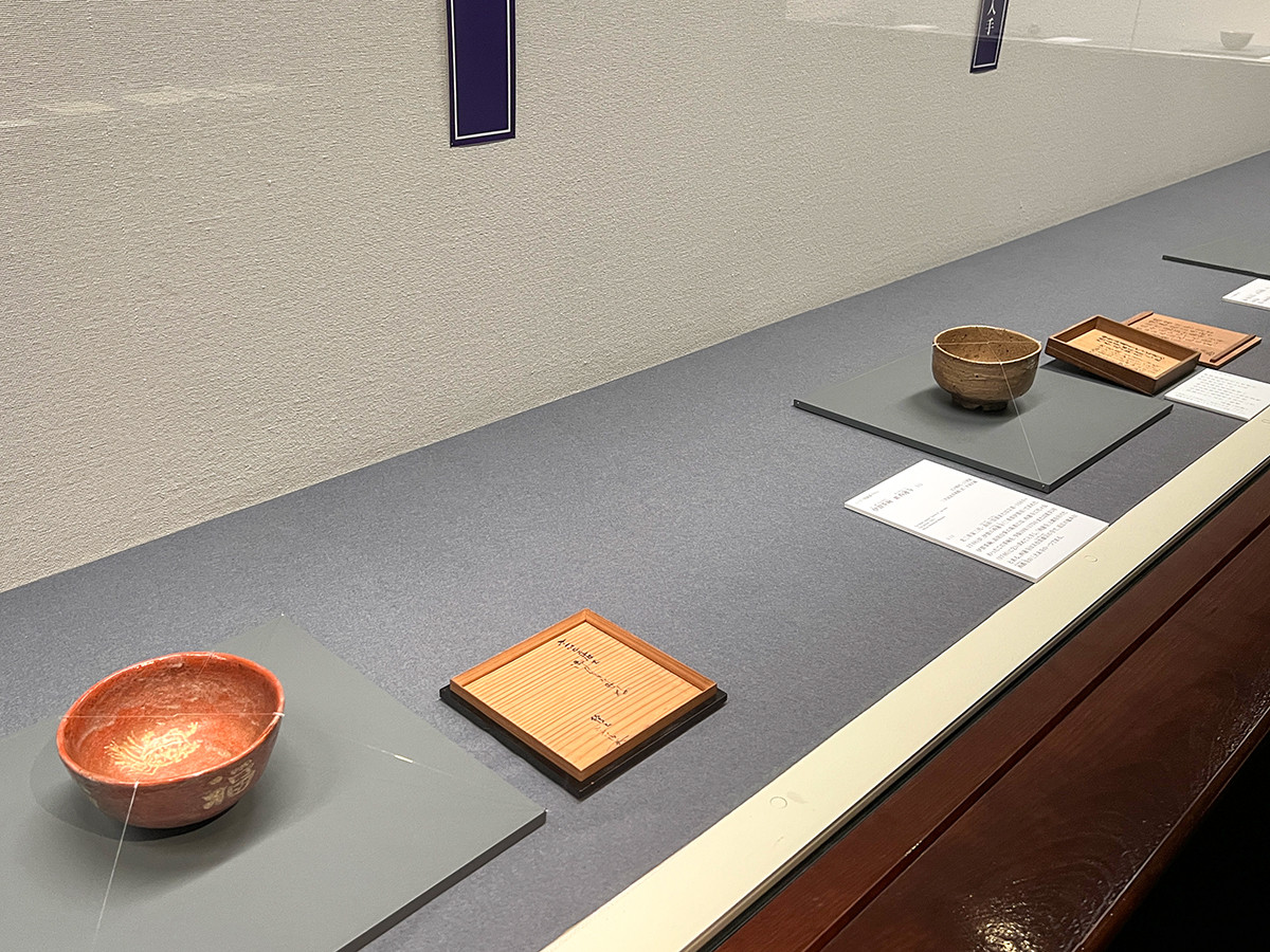 (手前)《赤楽大福茶碗 胴 小槌絵・福寿文字、見込 亀絵 三井高平・高房合筆》 江戸時代・18世紀 三井記念美術館(北家旧蔵)