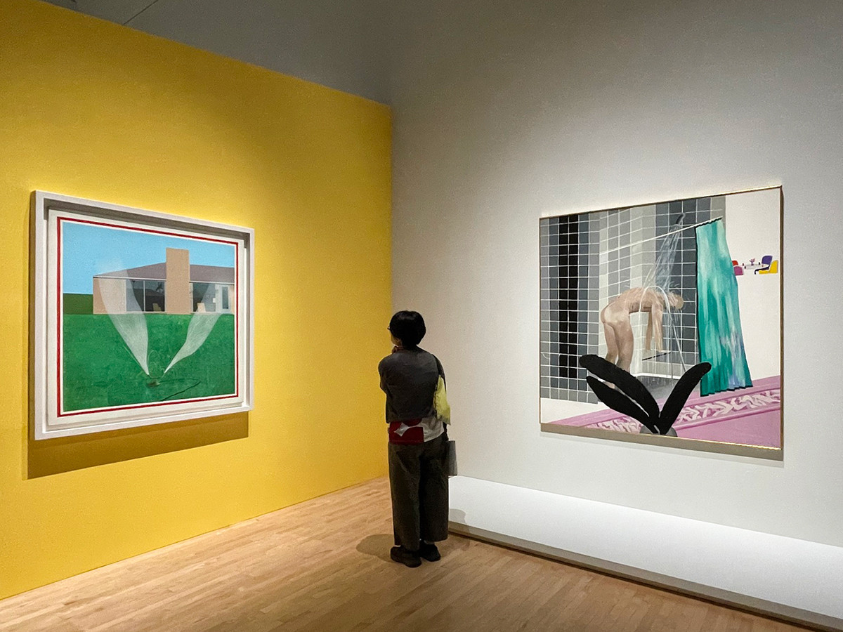 左：《スプリンクラー》1967　東京都現代美術館　右：《ビバリーヒルズのシャワーを浴びる男》1964　テート