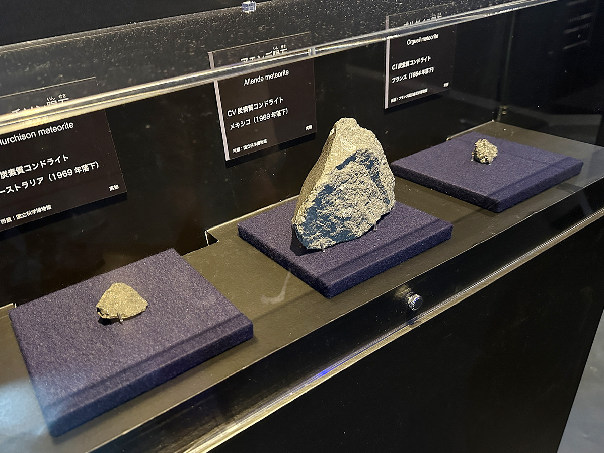 国立科学博物館　特別展「海　―生命のみなもと―」会場より　第1章「海と生命のはじまり」［リュウグウのサンプルからわかってきたこと］