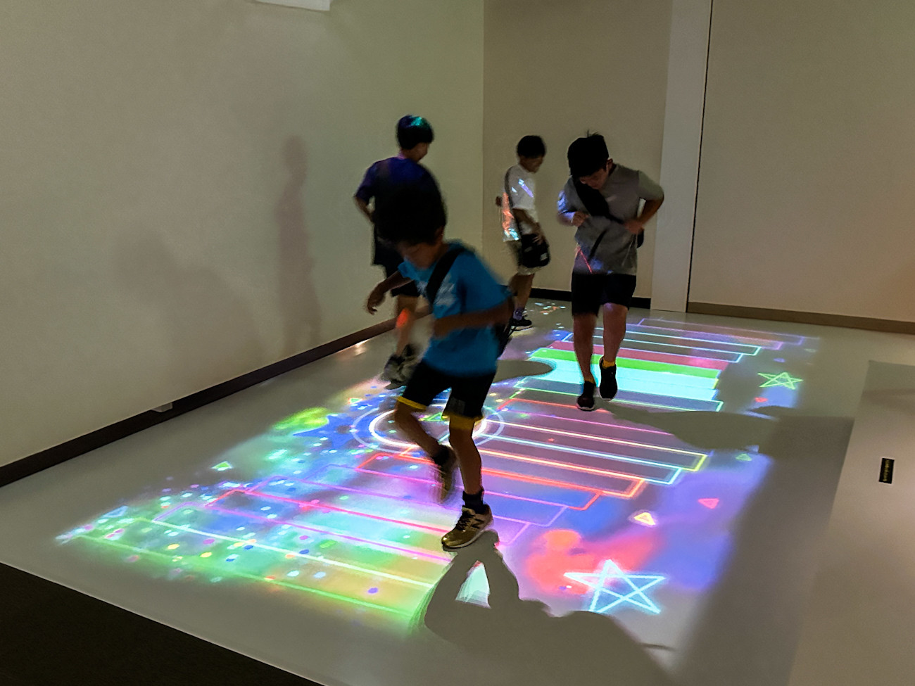 そごう美術館「魔法の美術館　光と遊ぶ超体感型ミュージアム」会場
